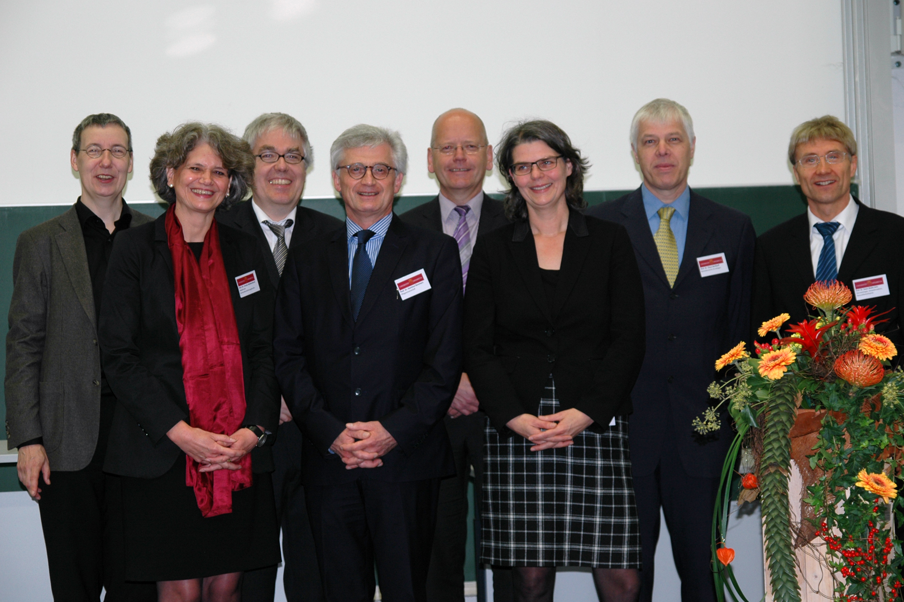 Festakt zur Vorstellung der neuen Professuren, im Vorfeld der Institutsgründung der Lehreinheit Gesundheitswissenschaften am Freitag , den 13. November 2015
(von links nach rechts: Prof. Dr. May-Britt Kallenrode (Vizepräsidentin der Universität Osnabrück), Prof. Dr. Ursula Walkenhorst, Prof. Dr. Thomas Staufenbiel (Dekan des Fachbereichs Humanwissenschaften), Prof. Dr. Hartmut Remmers, Dr. Dag Danzglock (Niedersächsisches Kultusministerium, Prof. Dr. Birgit Babitsch, Prof. Dr. Claus Kerkhoff, Prof. Dr. Swen Malte John) Festakt zur Vorstellung der neuen Professuren, im Vorfeld der Institutsgründung der Lehreinheit Gesundheitswissenschaften am Freitag , den 13. November 2015
(von links nach rechts: Prof. Dr. May-Britt Kallenrode (Vizepräsidentin der Universität Osnabrück), Prof. Dr. Ursula Walkenhorst, Prof. Dr. Thomas Staufenbiel (Dekan des Fachbereichs Humanwissenschaften), Prof. Dr. Hartmut Remmers, Dr. Dag Danzglock (Niedersächsisches Kultusministerium, Prof. Dr. Birgit Babitsch, Prof. Dr. Claus Kerkhoff, Prof. Dr. Swen Malte John)