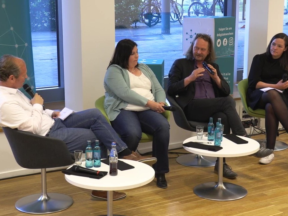 Gesprächsrunde aus Stephanie Raudies, Eva Maria Gruber, Daniel Kalthoff und Manfred Hülsken-Giesler
